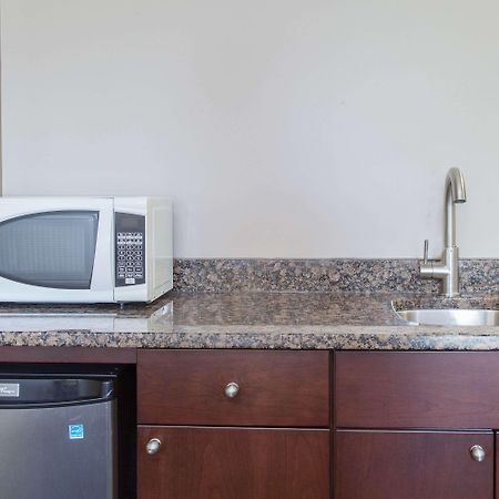 Motel Super 8 By Wyndham Brandon Mb Esterno foto