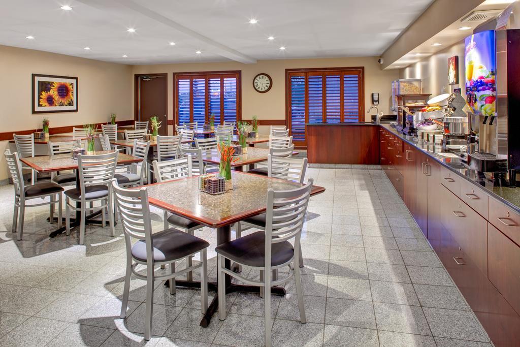 Motel Super 8 By Wyndham Brandon Mb Esterno foto