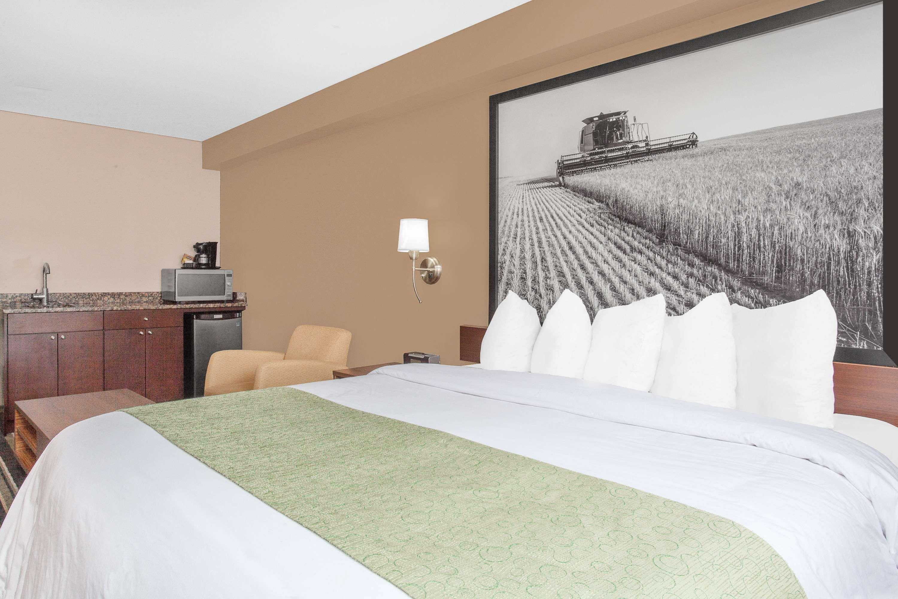 Motel Super 8 By Wyndham Brandon Mb Esterno foto