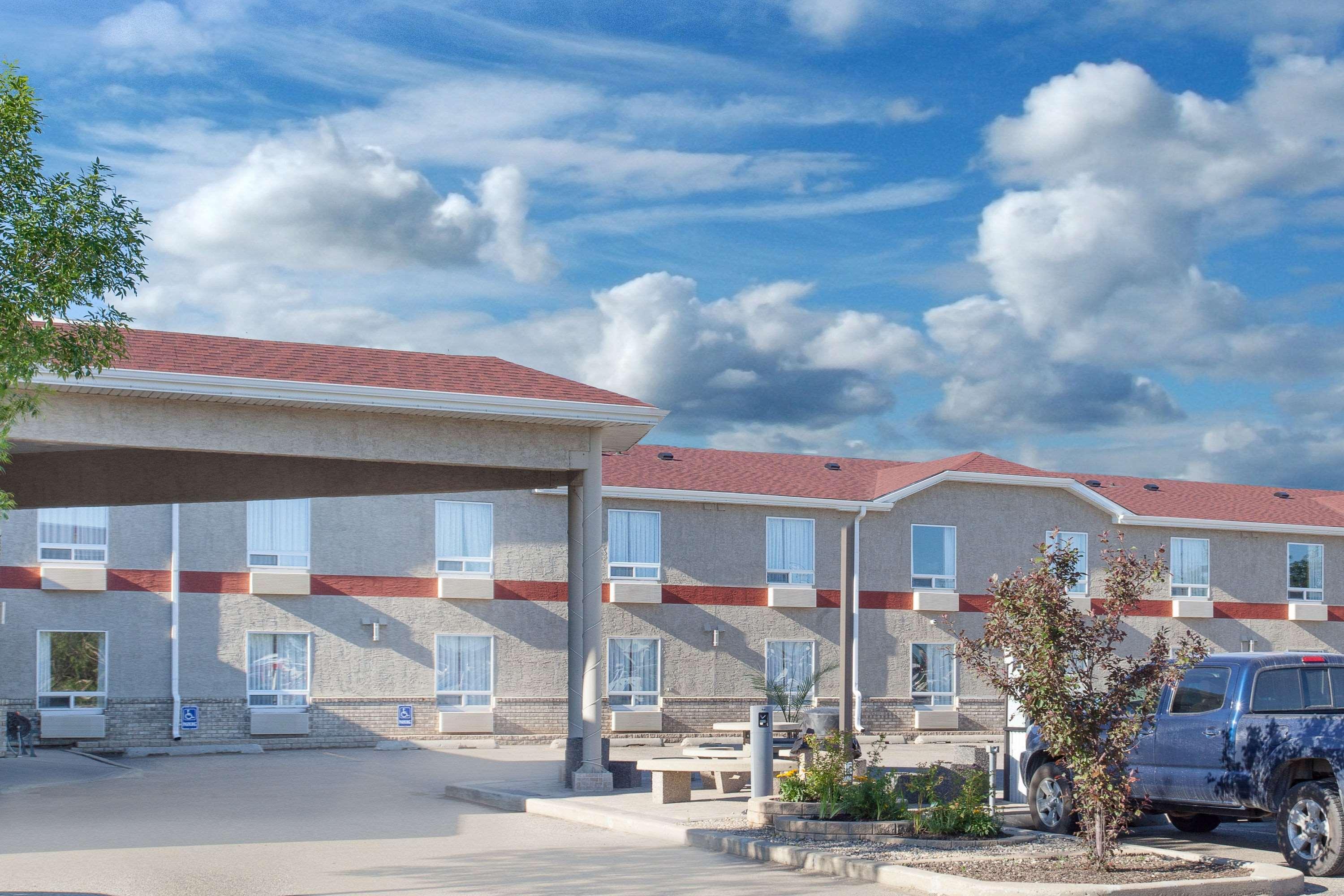 Motel Super 8 By Wyndham Brandon Mb Esterno foto