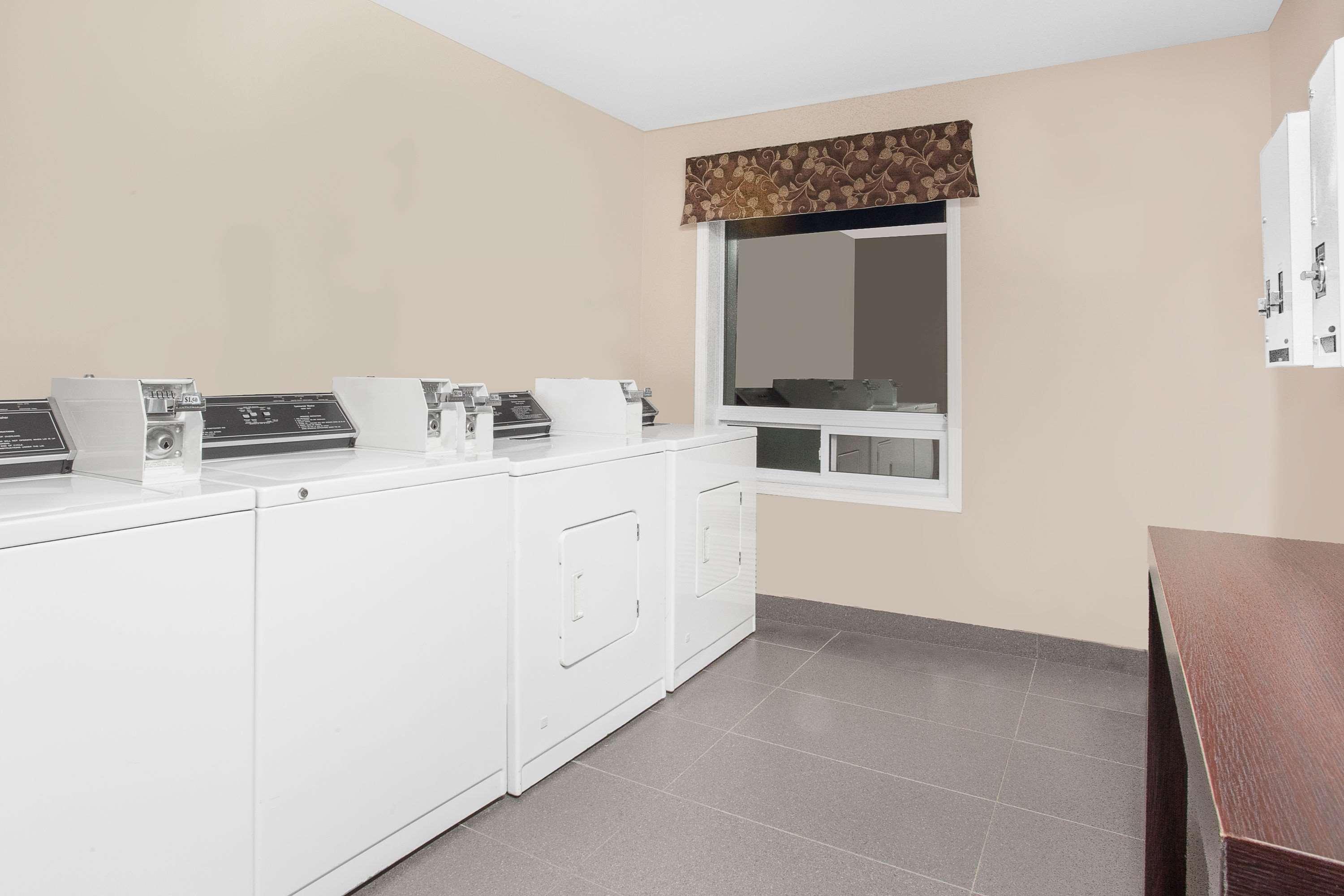 Motel Super 8 By Wyndham Brandon Mb Esterno foto
