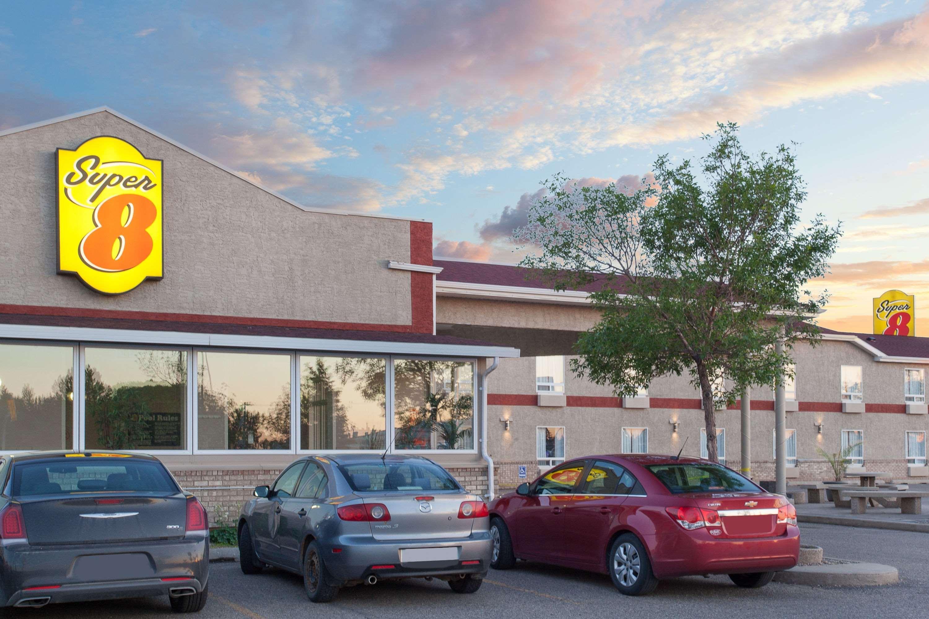 Motel Super 8 By Wyndham Brandon Mb Esterno foto