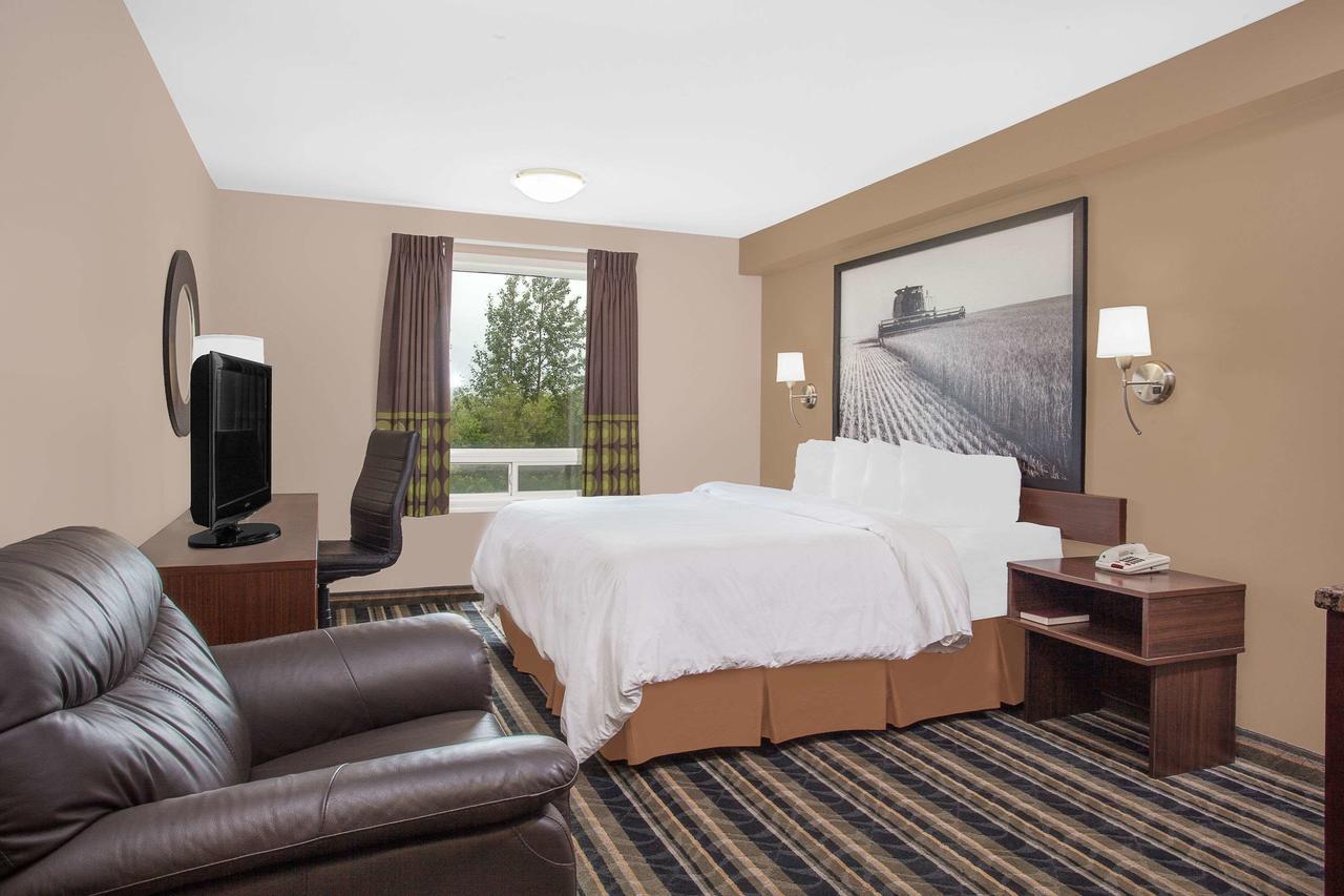 Motel Super 8 By Wyndham Brandon Mb Esterno foto