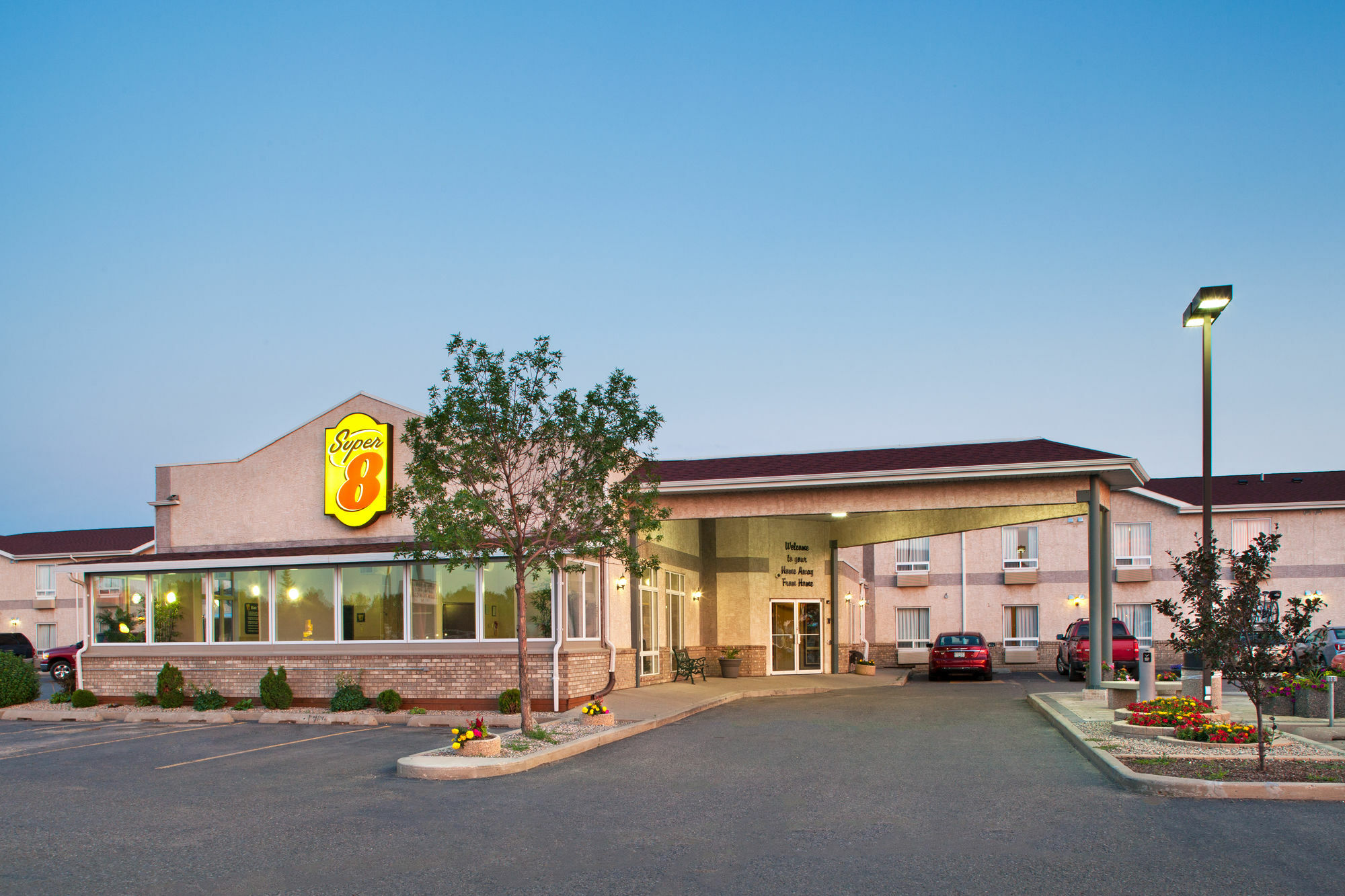 Motel Super 8 By Wyndham Brandon Mb Esterno foto