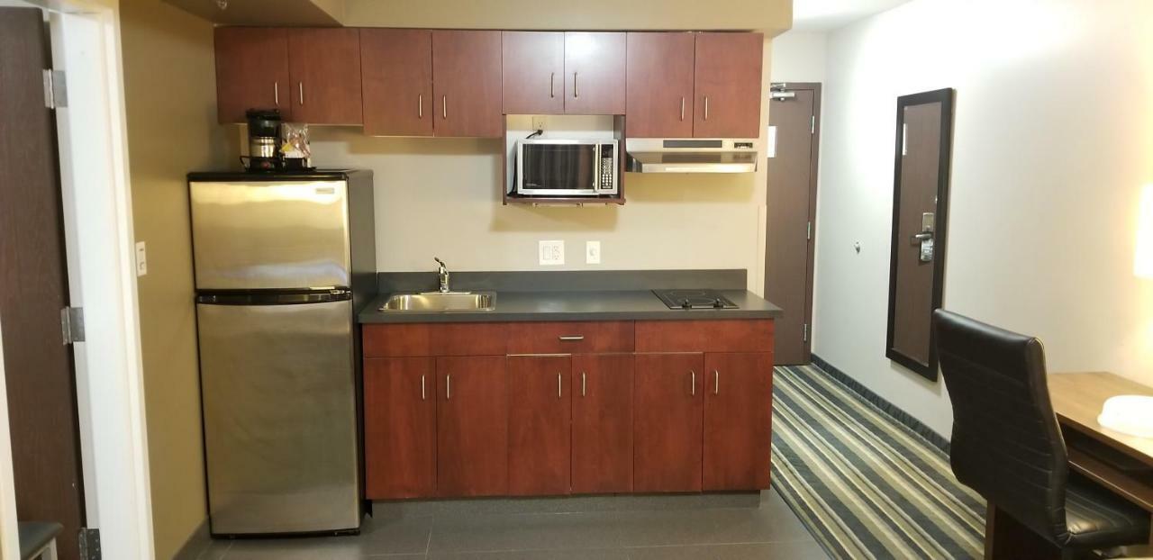 Motel Super 8 By Wyndham Brandon Mb Esterno foto