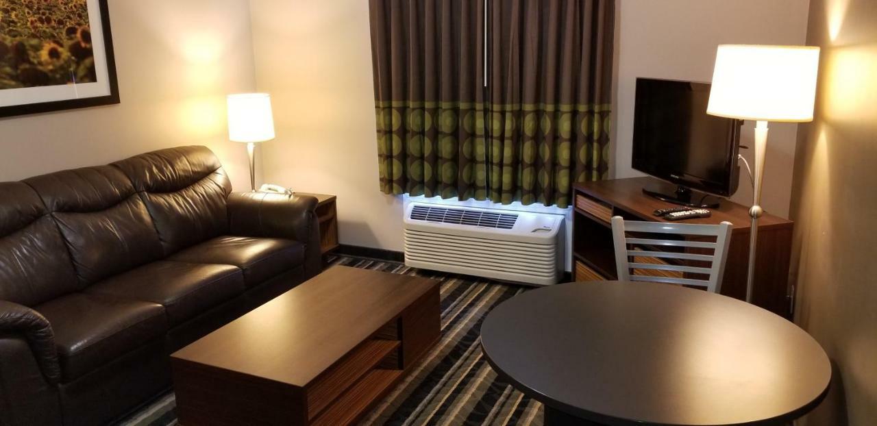 Motel Super 8 By Wyndham Brandon Mb Esterno foto